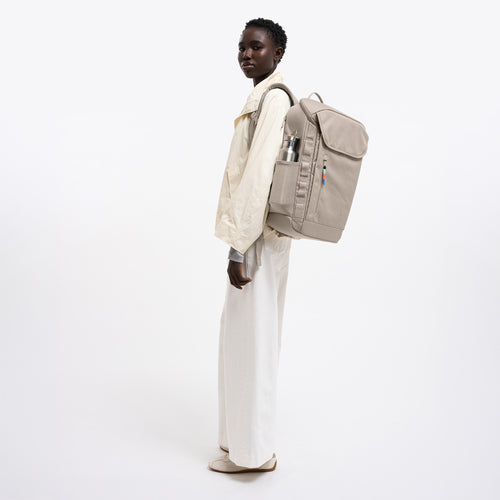 PRO PACK Rucksack in scallop (helles Beige) von einer Frau als Rucksack auf dem Rücken getragen.