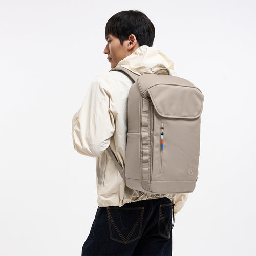 BP0083XX PRO PACK Rucksack in scallop (helles Beige) von einem Mann auf dem Rücken getragen.