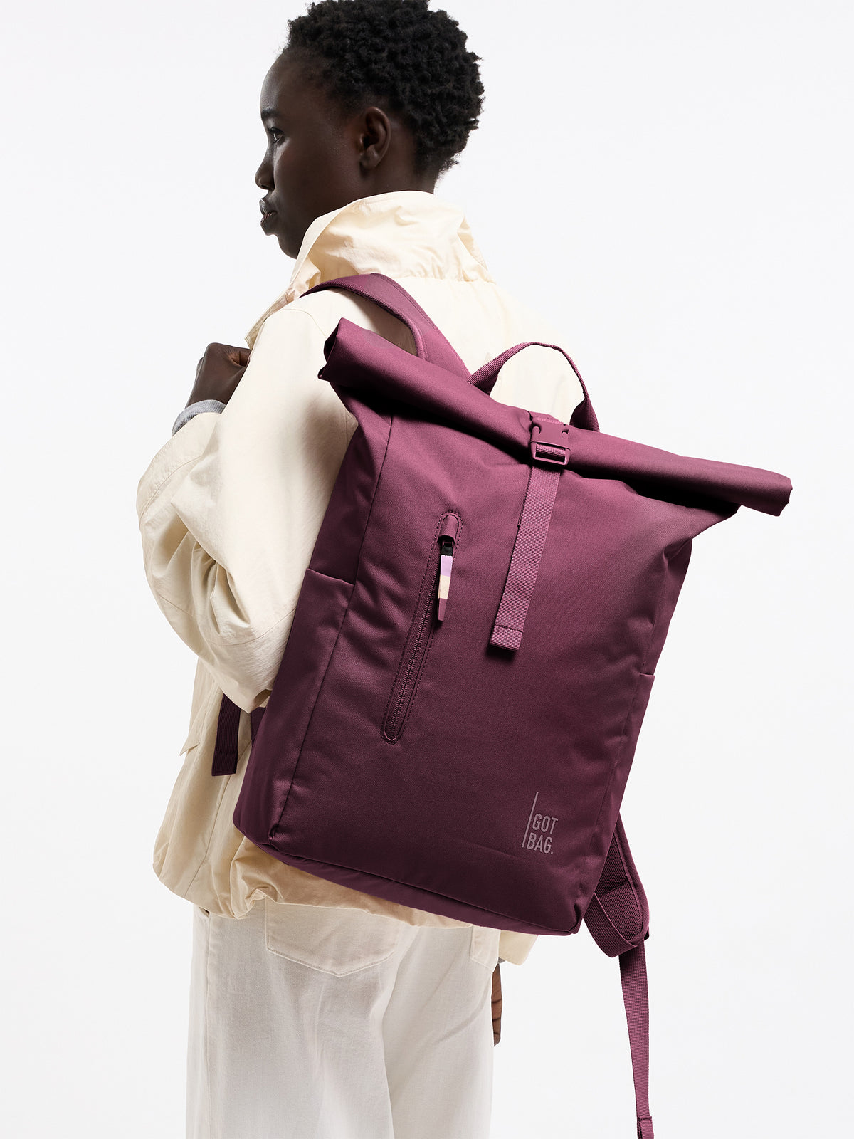 ROLLTOP EASY MONOCHROME Rucksack in kraken (Weinrot) von einer Frau als Rucksack auf dem Rücken getragen.