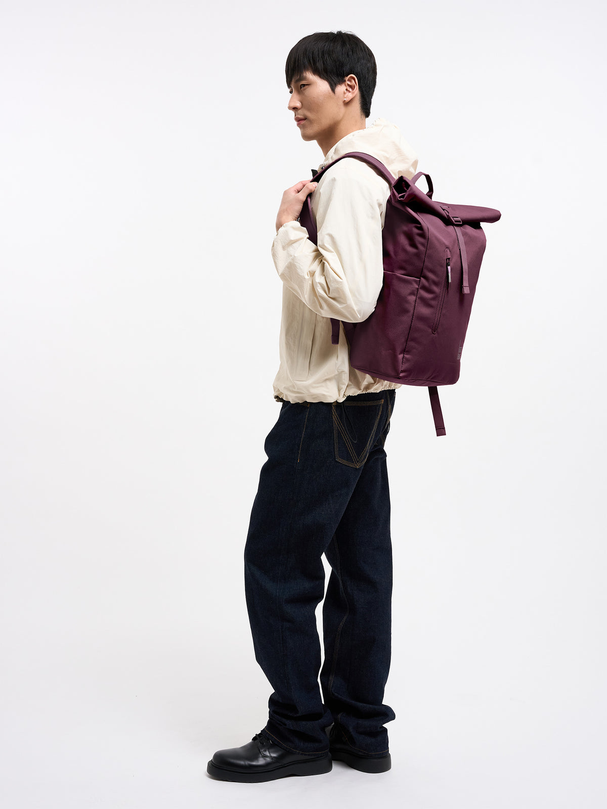 ROLLTOP EASY MONOCHROME Rucksack in kraken (Weinrot) von einem Mann auf dem Rücken getragen.