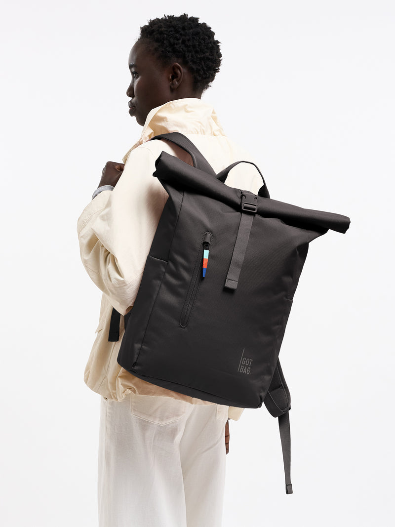 ROLLTOP EASY Rucksack in mussel (dunkles Braun-Grau) von einer Frau auf dem Rücken getragen.