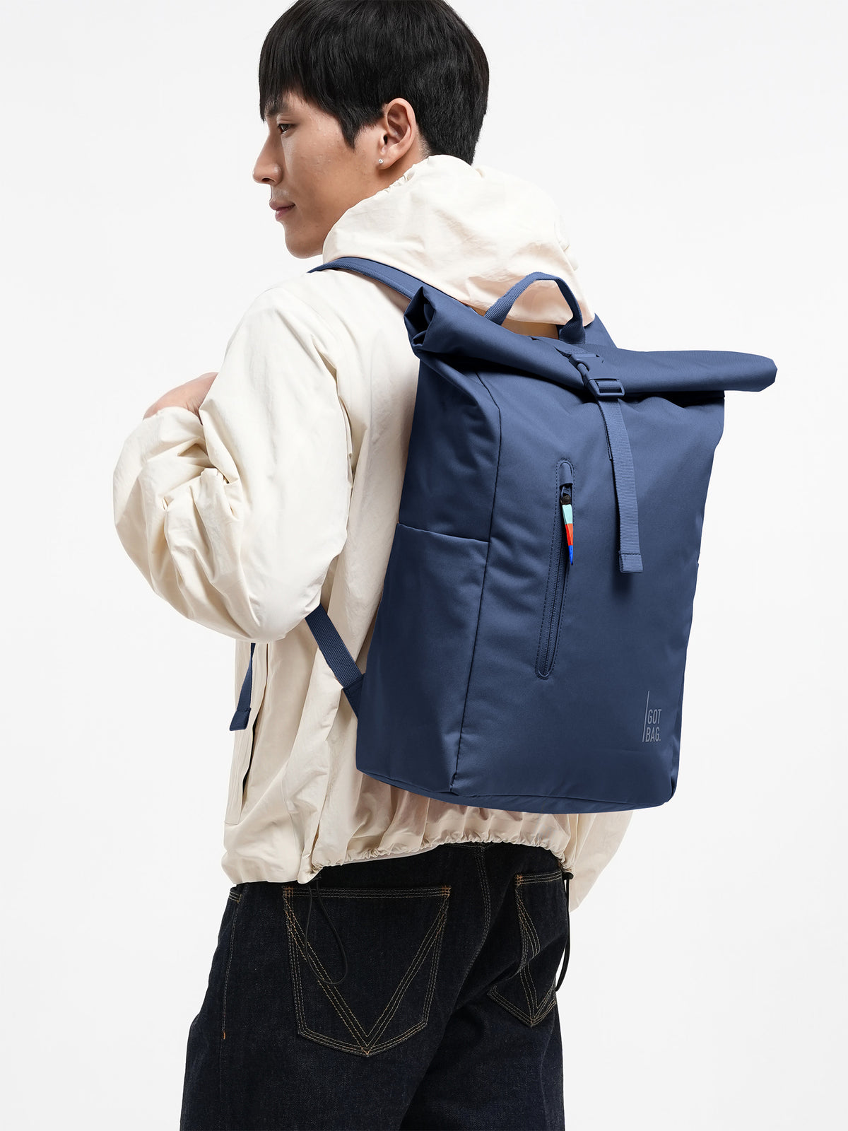 ROLLTOP EASY Rucksack in deep ocean (dunkles Marineblau) von einem Mann als Rucksack auf dem Rücken getragen.