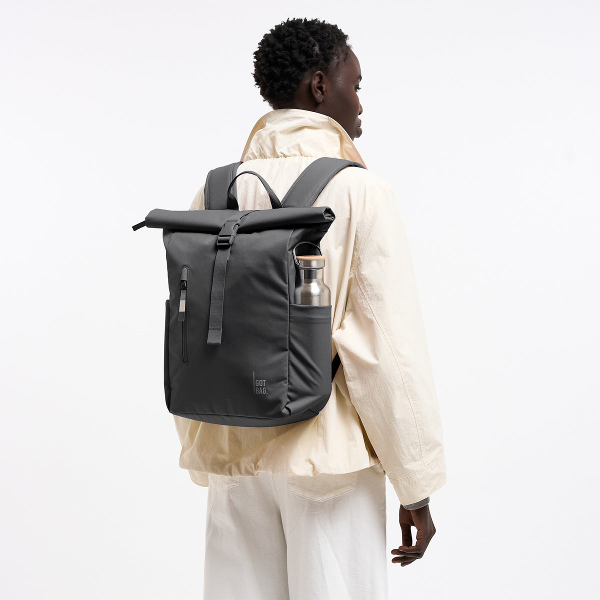 ROLLTOP EASY SMALL MONOCHROME Rucksack in shark (Dunkelgrau) von einer Frau als Rucksack auf dem Rücken getragen.