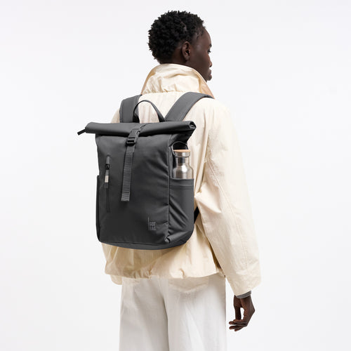 ROLLTOP EASY SMALL MONOCHROME Rucksack in shark (Dunkelgrau) von einer Frau als Rucksack auf dem Rücken getragen.