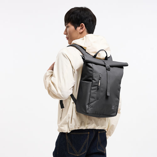 ROLLTOP EASY SMALL MONOCHROME Rucksack in shark (Dunkelgrau) von einem Mann als Rucksack auf dem Rücken getragen.