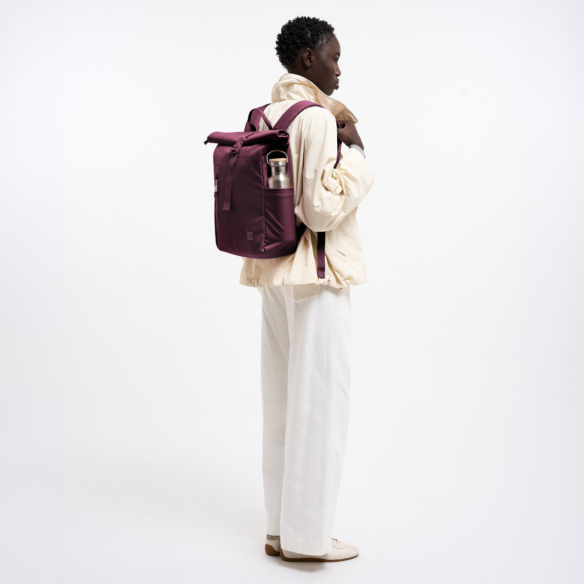 ROLLTOP EASY SMALL MONOCHROME Rucksack in kraken (Weinrot) von einer Frau auf dem Rücken getragen.