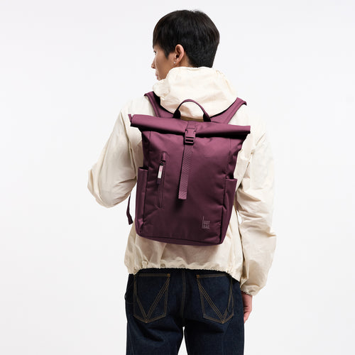 ROLLTOP EASY SMALL MONOCHROME Rucksack in kraken (Weinrot) von einem Mann auf dem Rücken getragen.