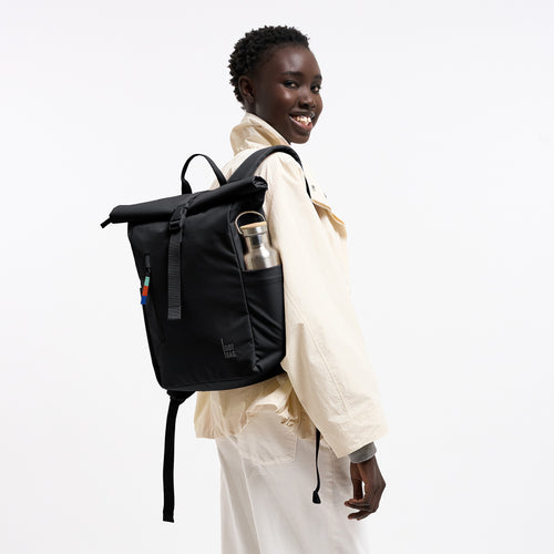 ROLLTOP EASY SMALL Rucksack in black (Schwarz) von einer Frau als Rucksack auf dem Rücken getragen.