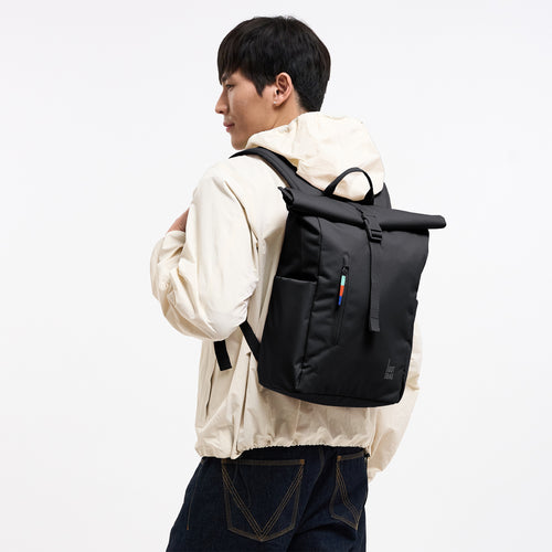 ROLLTOP EASY SMALL Rucksack in black (Schwarz) von einem Mann auf dem Rücken getragen.