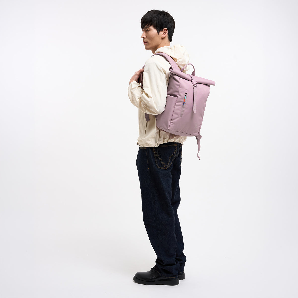 ROLLTOP EASY SMALL Rucksack in calamary (Altrosa) von einem Mann auf dem Rücken getragen.