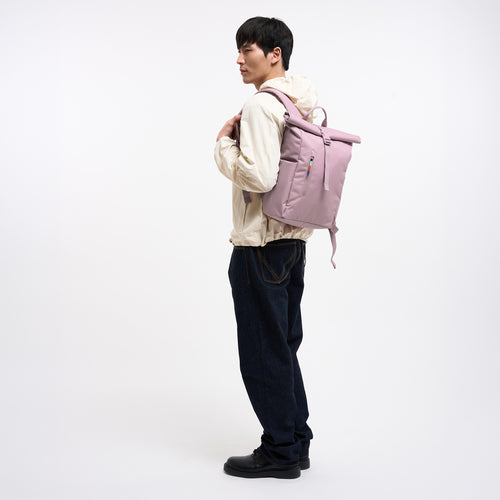 ROLLTOP EASY SMALL Rucksack in calamary (Altrosa) von einem Mann auf dem Rücken getragen.