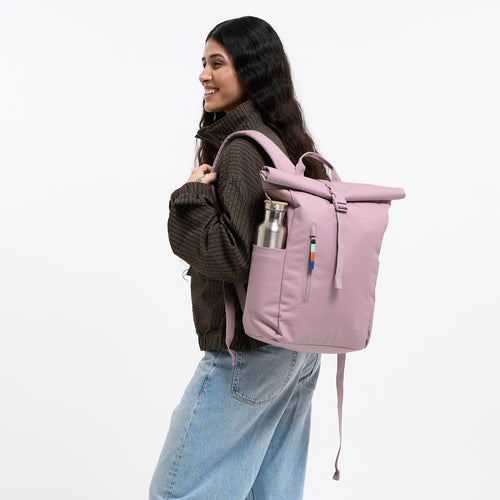 ROLLTOP EASY SMALL Rucksack in calamary (Altrosa) von einer Frau getragen, mit einer Trinkflasche in der Seitentasche.