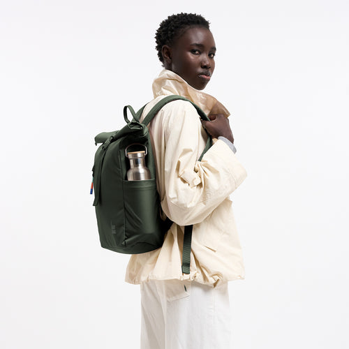 ROLLTOP EASY SMALL Rucksack in algae (Dunkelgrün mit Graustich) von einer Frau als Rucksack auf dem Rücken getragen.