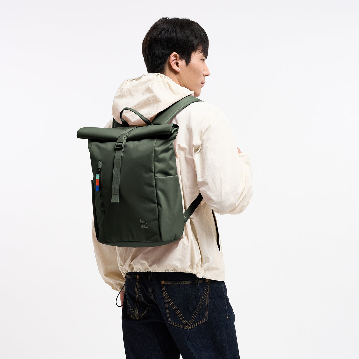 ROLLTOP EASY SMALL Rucksack in algae (Dunkelgrün mit Graustich) von einem Mann als Rucksack auf dem Rücken getragen.
