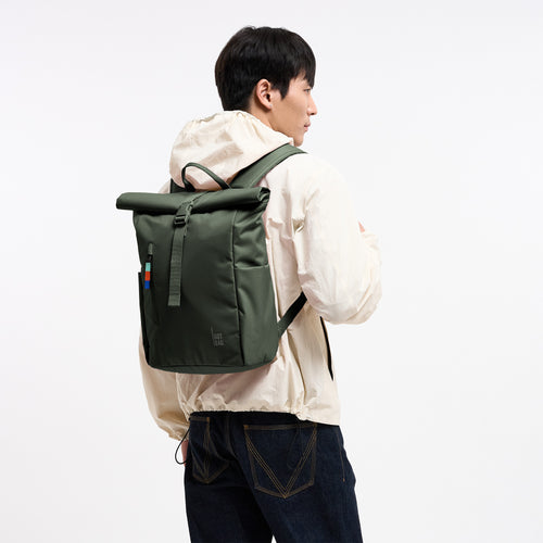 ROLLTOP EASY SMALL Rucksack in algae (Dunkelgrün mit Graustich) von einem Mann als Rucksack auf dem Rücken getragen.