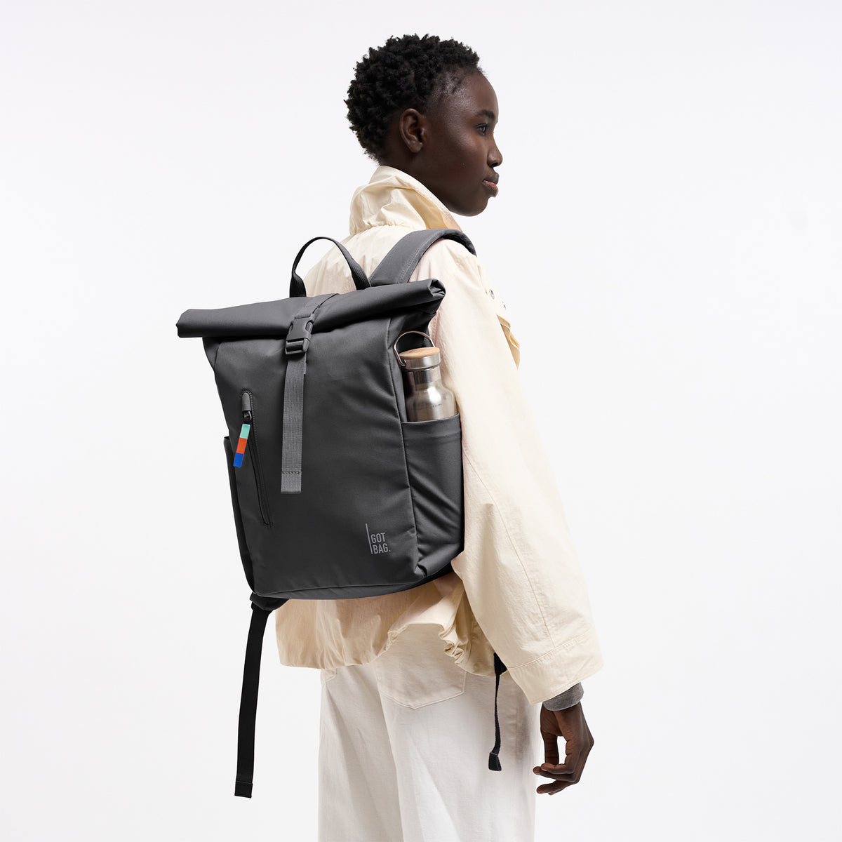 ROLLTOP EASY SMALL Rucksack in shark (Dunkelgrau) von einer Frau als Rucksack auf dem Rücken getragen.