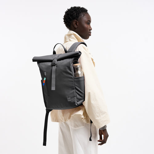 ROLLTOP EASY SMALL Rucksack in shark (Dunkelgrau) von einer Frau als Rucksack auf dem Rücken getragen.