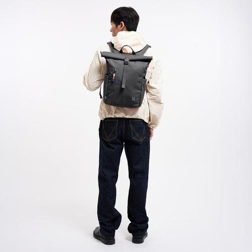 ROLLTOP EASY SMALL Rucksack in shark (Dunkelgrau) von einem Mann als Rucksack auf dem Rücken getragen.