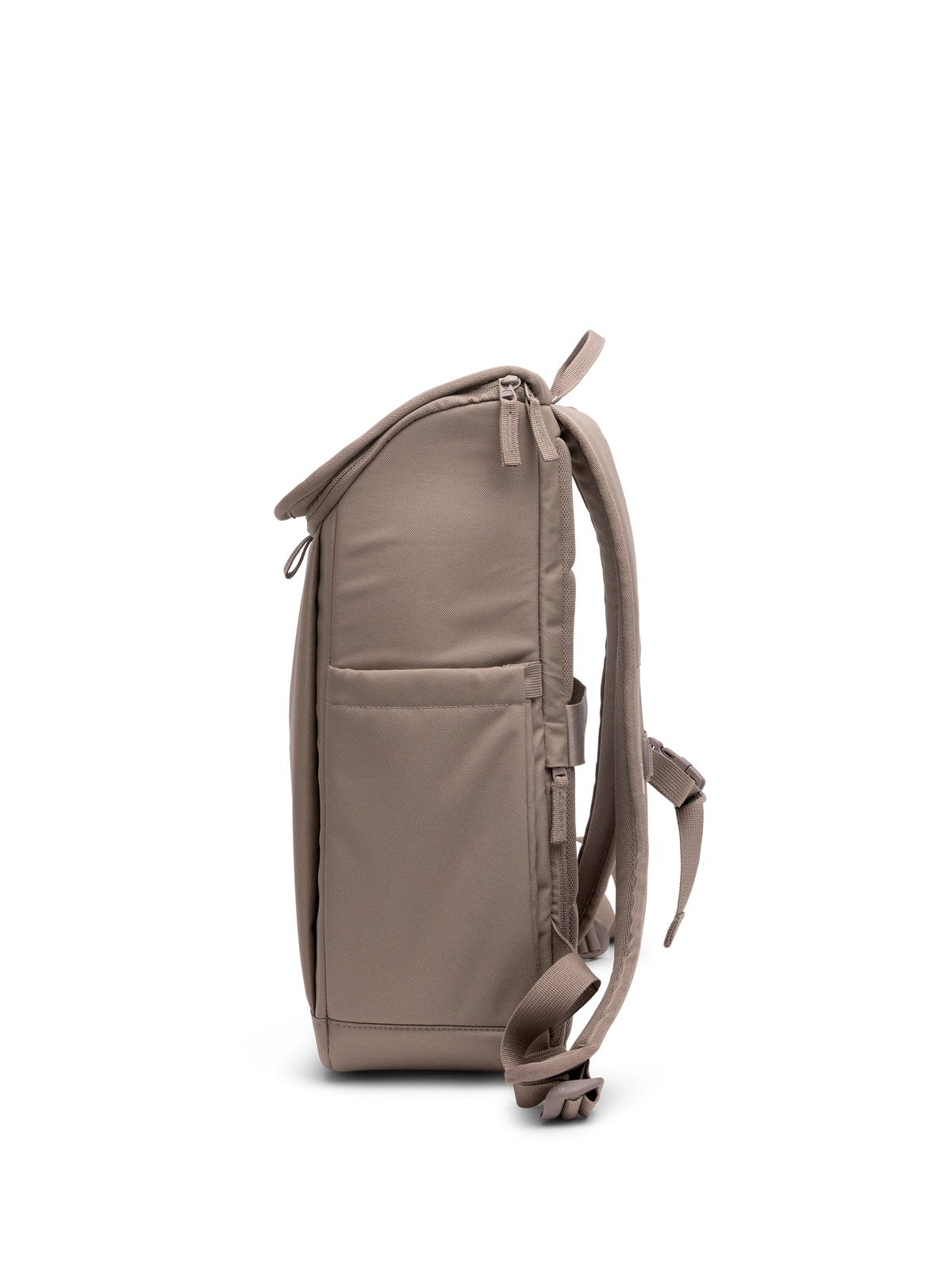 SERENE PACK MONOCHROME EDITION Rucksack in oyster (klassisches Taupe-Braun) als Studioaufnahme in Seitenansicht.