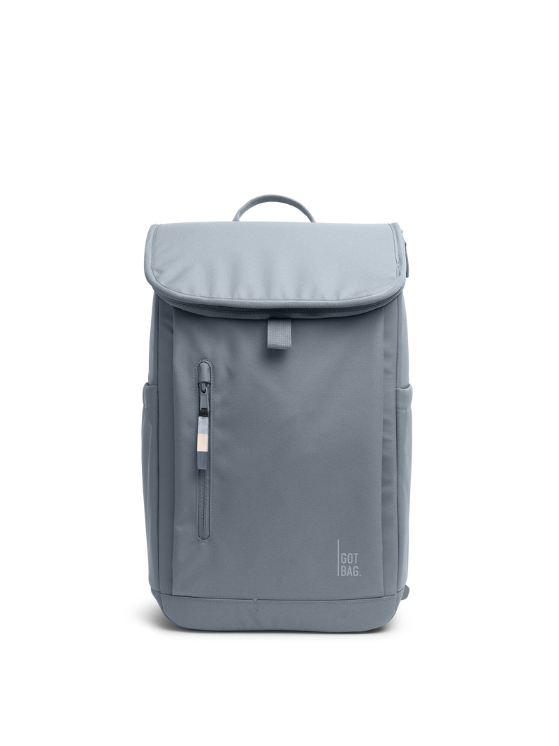 SERENE PACK Rucksack in marlin (grau-blau) als Studioaufnahme in Frontansicht.
