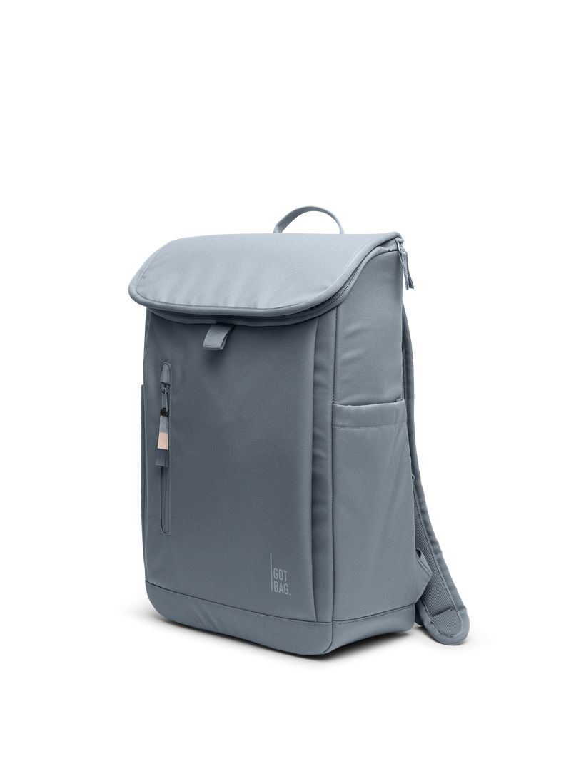 SERENE PACK Rucksack in marlin (grau-blau) in diagonaler Ansicht.