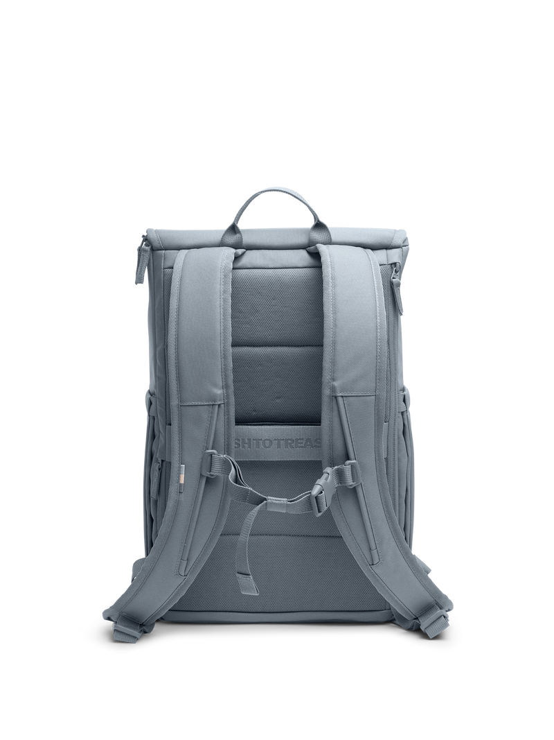 SERENE PACK Rucksack in marlin (grau-blau) in Rückenansicht.