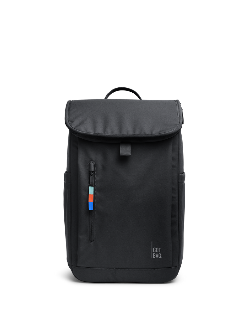 SERENE PACK Rucksack in black (Schwarz) als Studioaufnahme in Frontansicht.