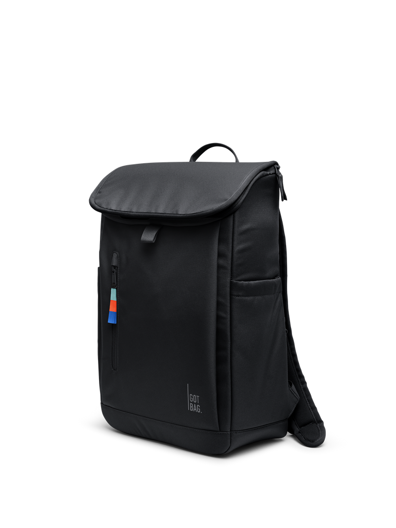 SERENE PACK Rucksack in black (Schwarz) als Studioaufnahme in diagonaler Ansicht.