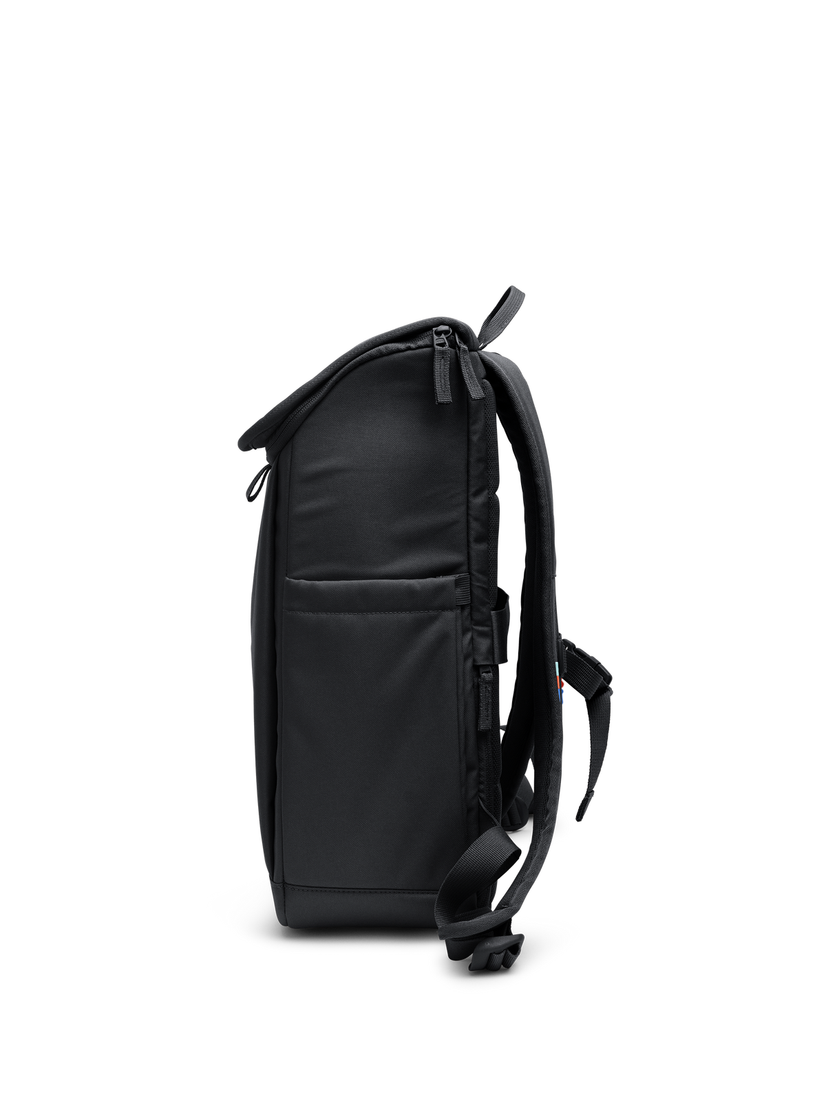 SERENE PACK Rucksack in black (Schwarz) als Studioaufnahme in Seitenansicht.