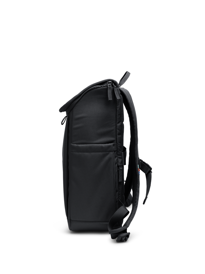 SERENE PACK Rucksack in black (Schwarz) als Studioaufnahme in Seitenansicht.