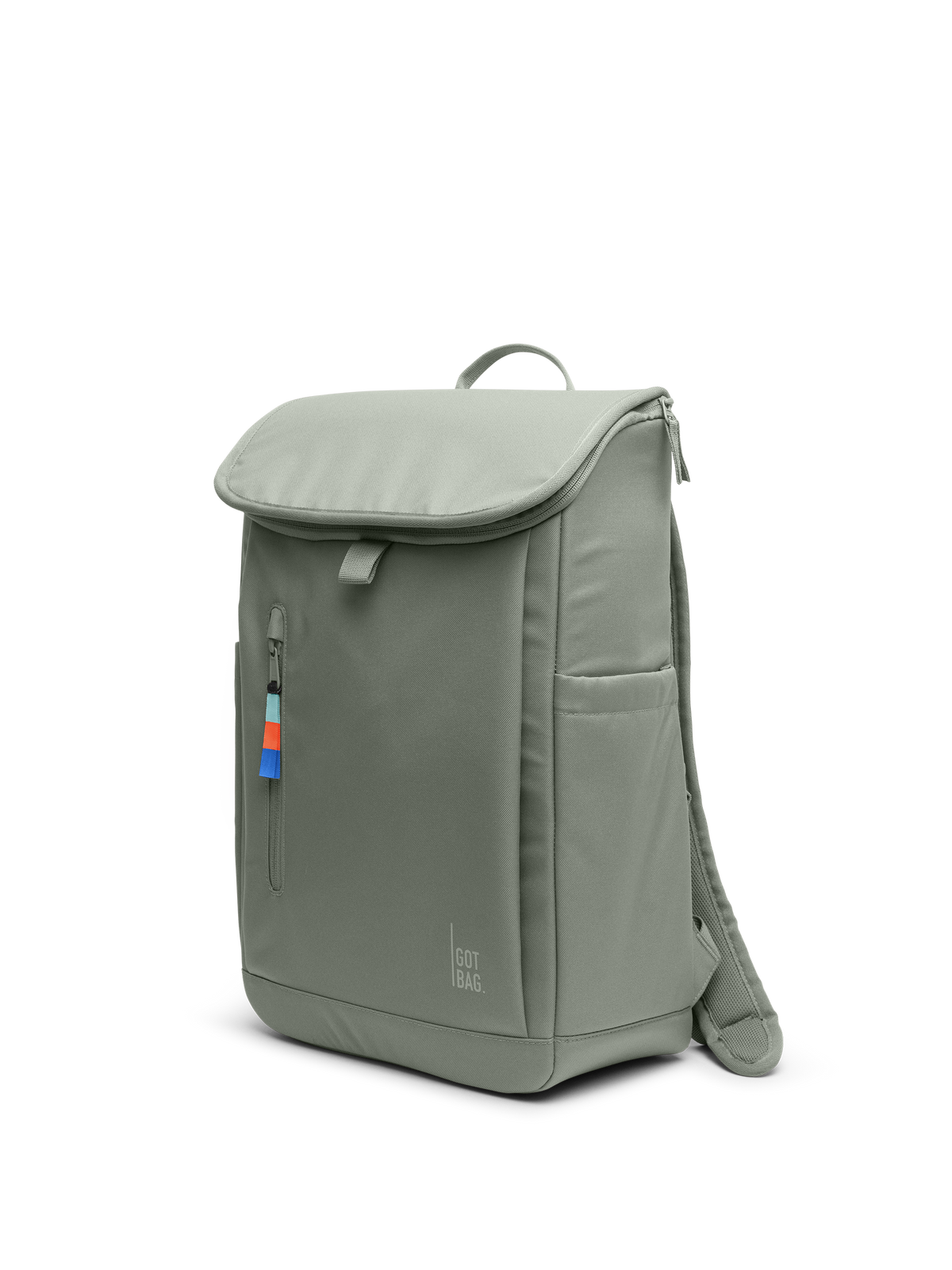 SERENE PACK Rucksack in bass (Salbeigrün) in diagonaler Ansicht.