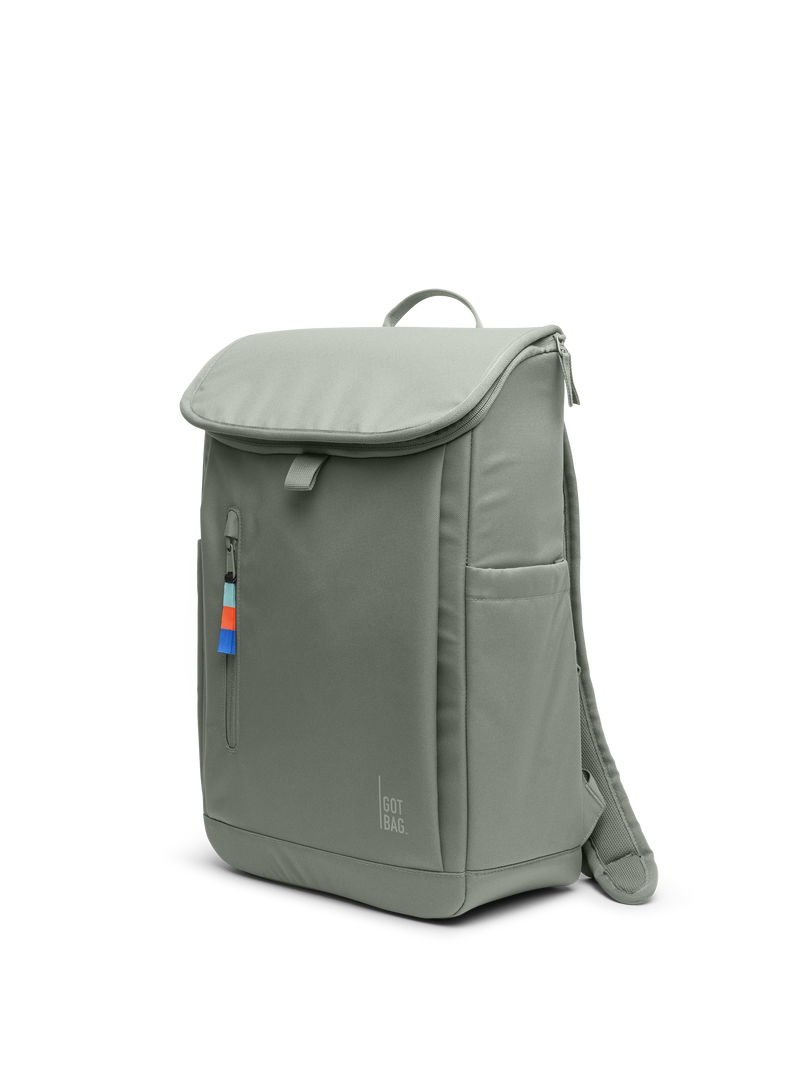SERENE PACK Rucksack in bass (Salbeigrün) in diagonaler Ansicht.