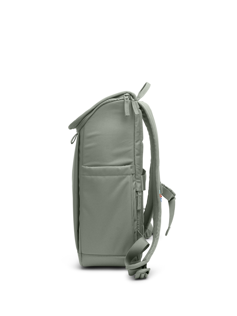 SERENE PACK Rucksack in bass (Salbeigrün) als Studioaufnahme in Seitenansicht.