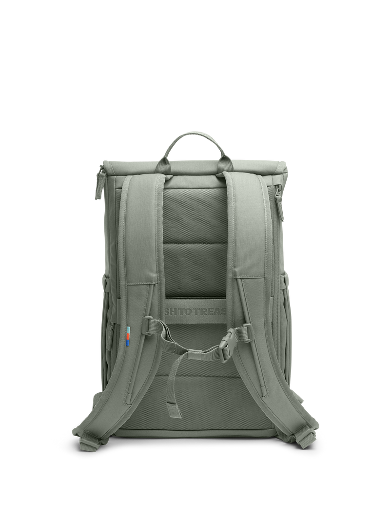 SERENE PACK Rucksack in bass (Salbeigrün) als Studioaufnahme in Rückenansicht.