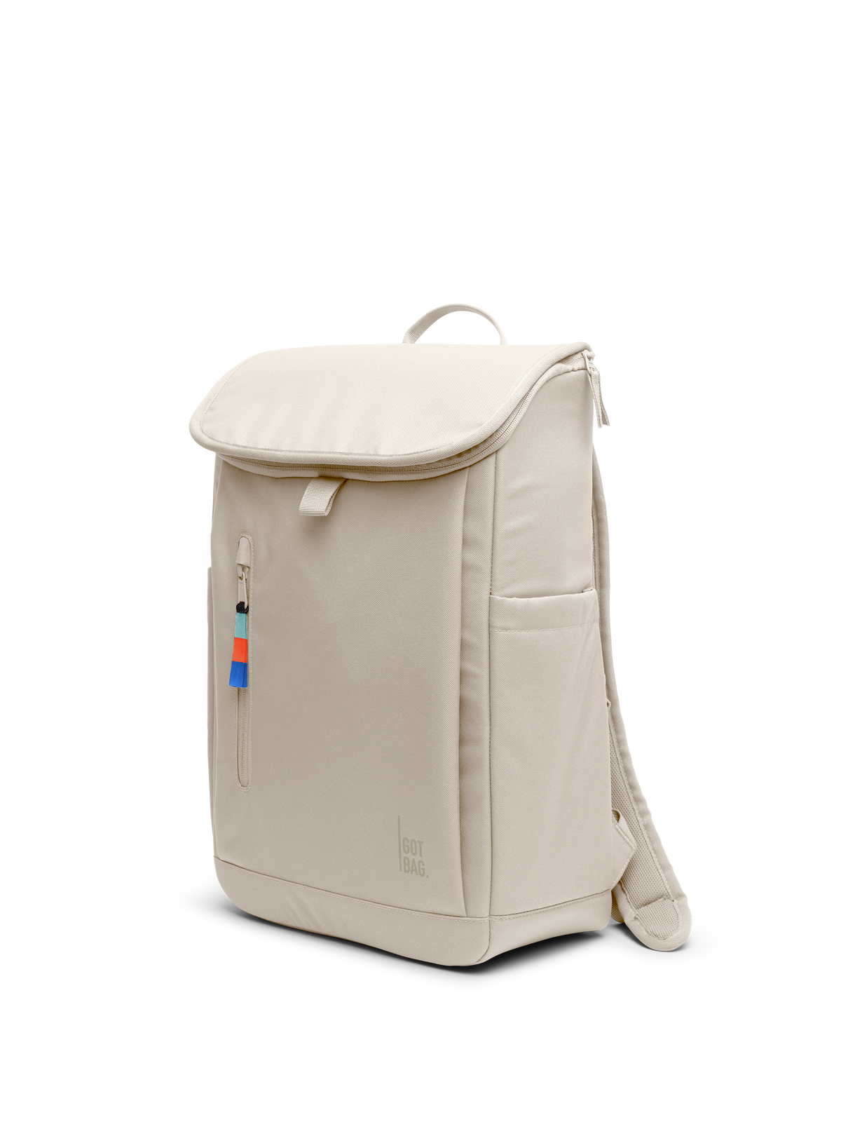 SERENE PACK Rucksack in soft shell (warmes Cremeweiß) in diagonaler Ansicht.