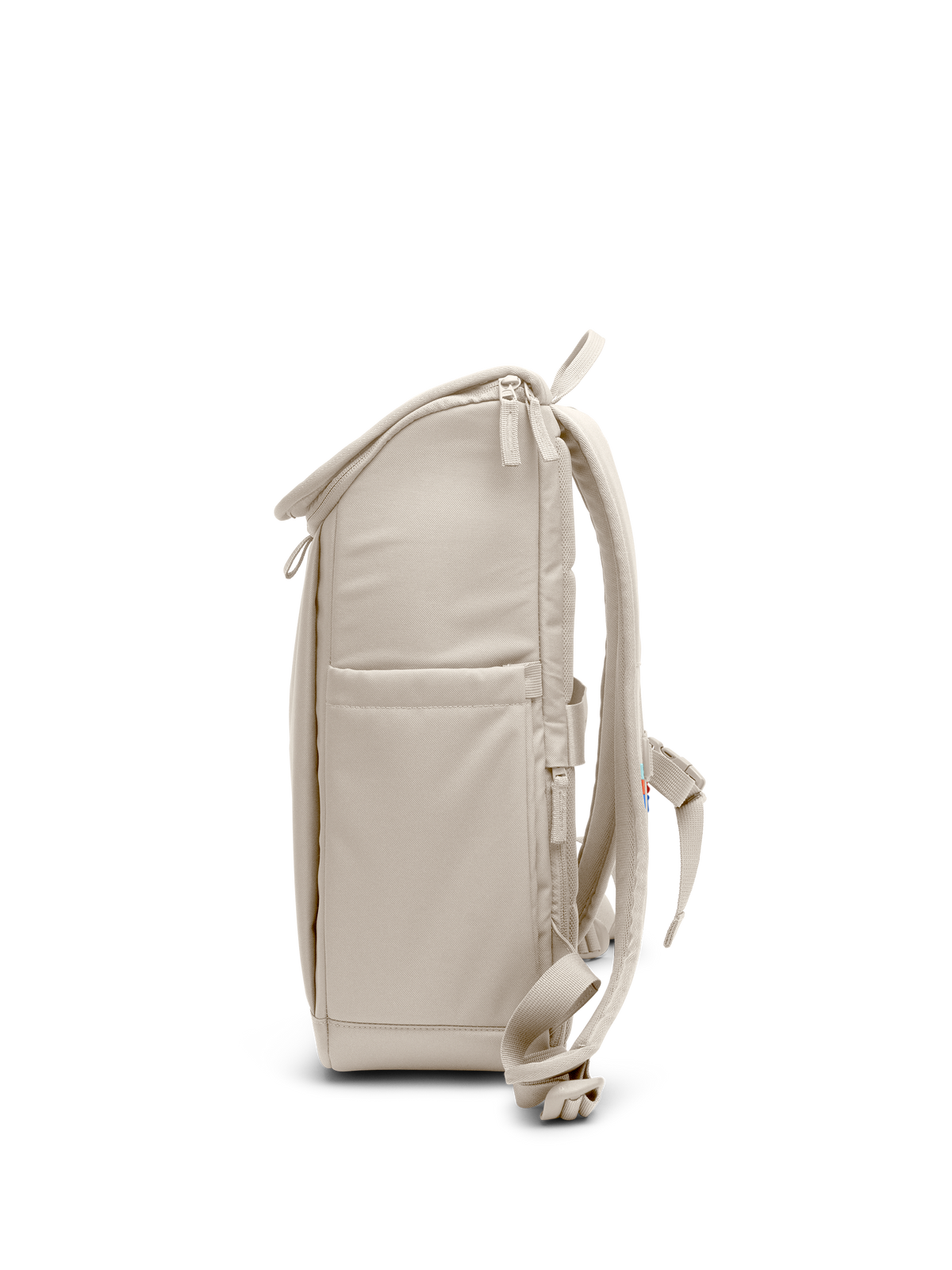 SERENE PACK Rucksack in soft shell (warmes Cremeweiß) in Seitenansicht.