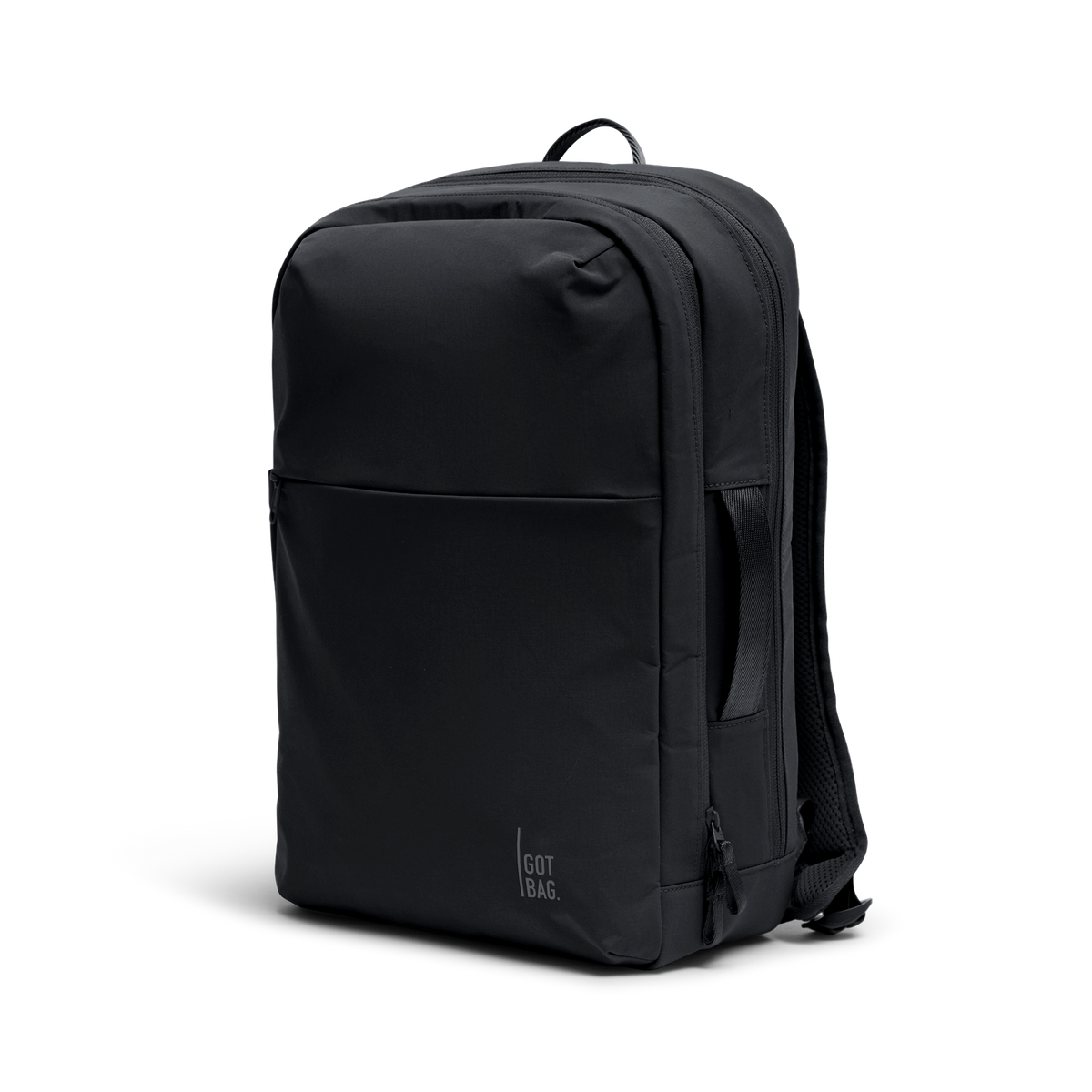 COMMUTER PACK Rucksack in black (Schwarz) als Studioaufnahme in diagonaler Ansicht.