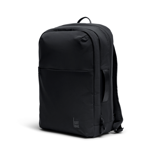 COMMUTER PACK Rucksack in black (Schwarz) als Studioaufnahme in diagonaler Ansicht.