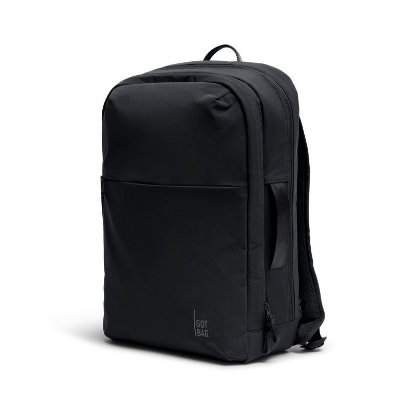COMMUTER PACK Rucksack in black (Schwarz) als Studioaufnahme in diagonaler Ansicht.