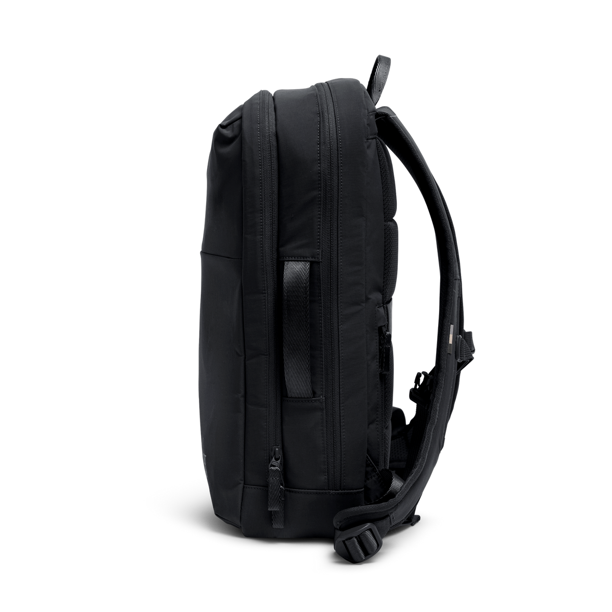 COMMUTER PACK Rucksack in black (Schwarz) in Seitenansicht.