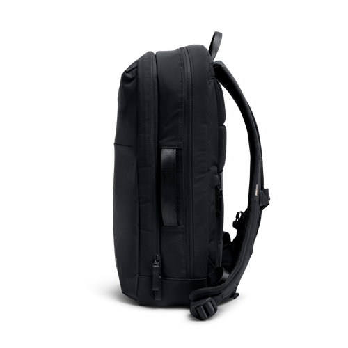 COMMUTER PACK Rucksack in black (Schwarz) in Seitenansicht.