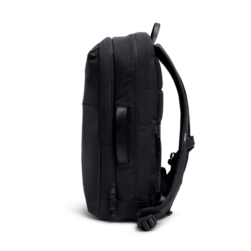 COMMUTER PACK Rucksack in black (Schwarz) in Seitenansicht.