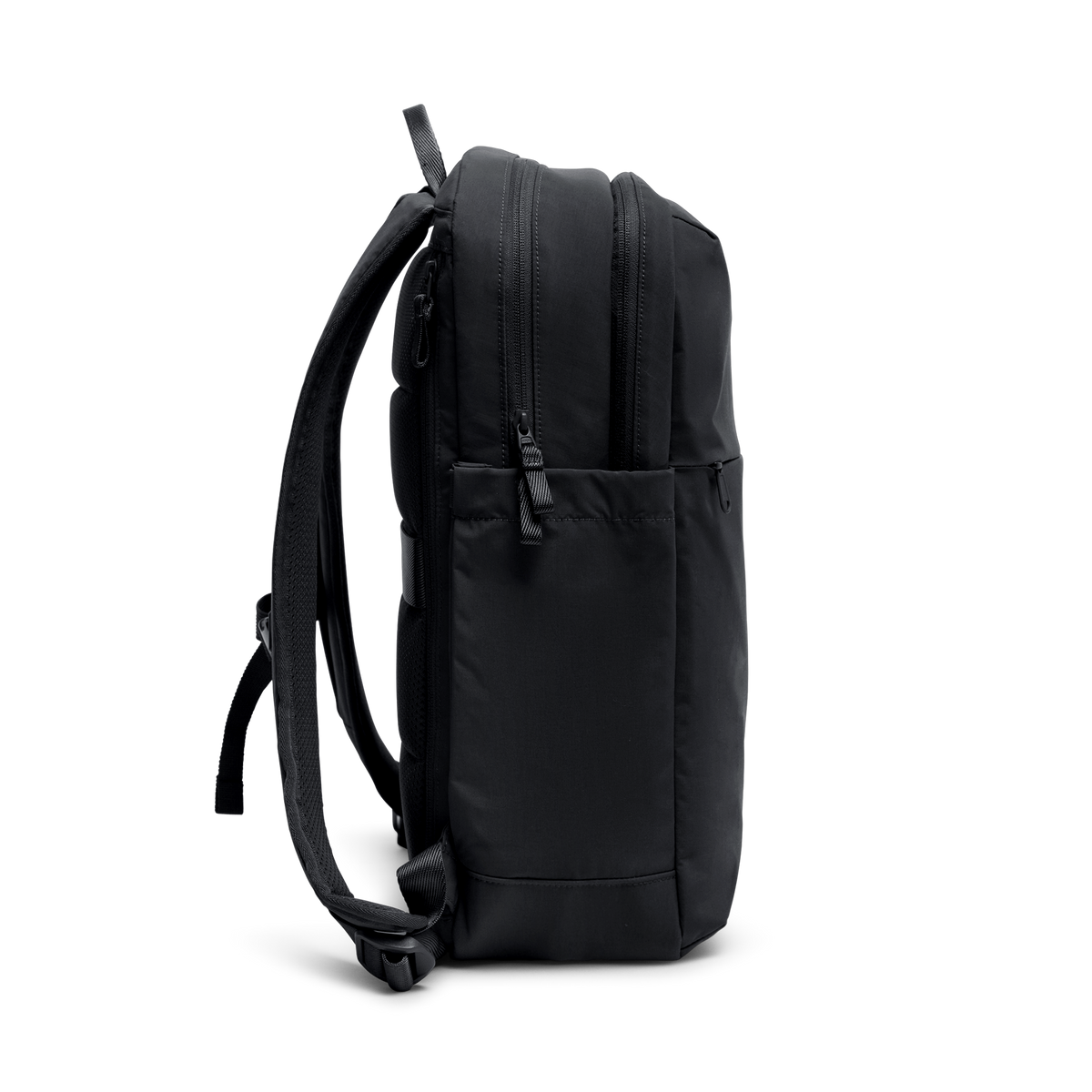 COMMUTER PACK Rucksack in black (Schwarz) in Seitenansicht.