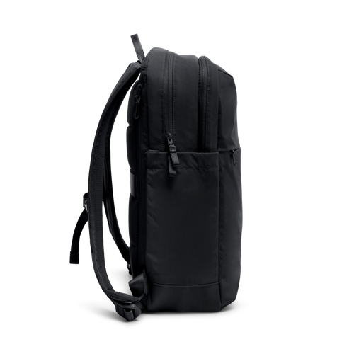 COMMUTER PACK Rucksack in black (Schwarz) in Seitenansicht.