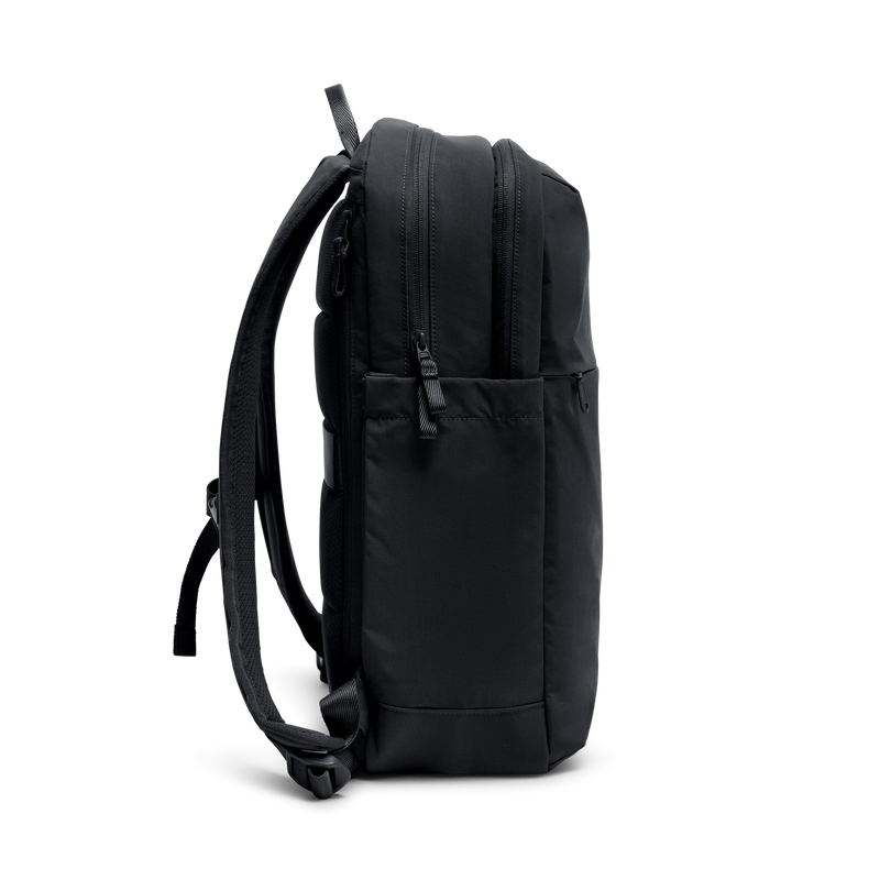 COMMUTER PACK Rucksack in black (Schwarz) in Seitenansicht.