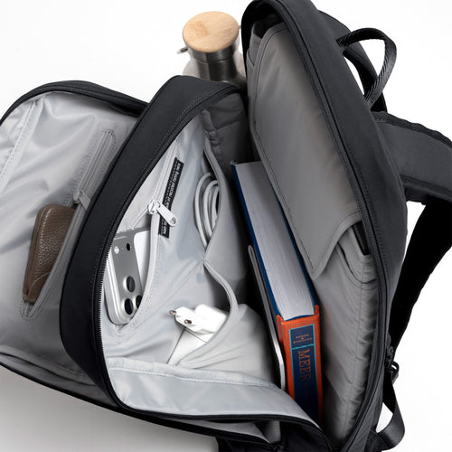 COMMUTER PACK Rucksack in shark (Dunkelgrau) mit geöffneter Innenansicht gefüllt mit Gegenständen.