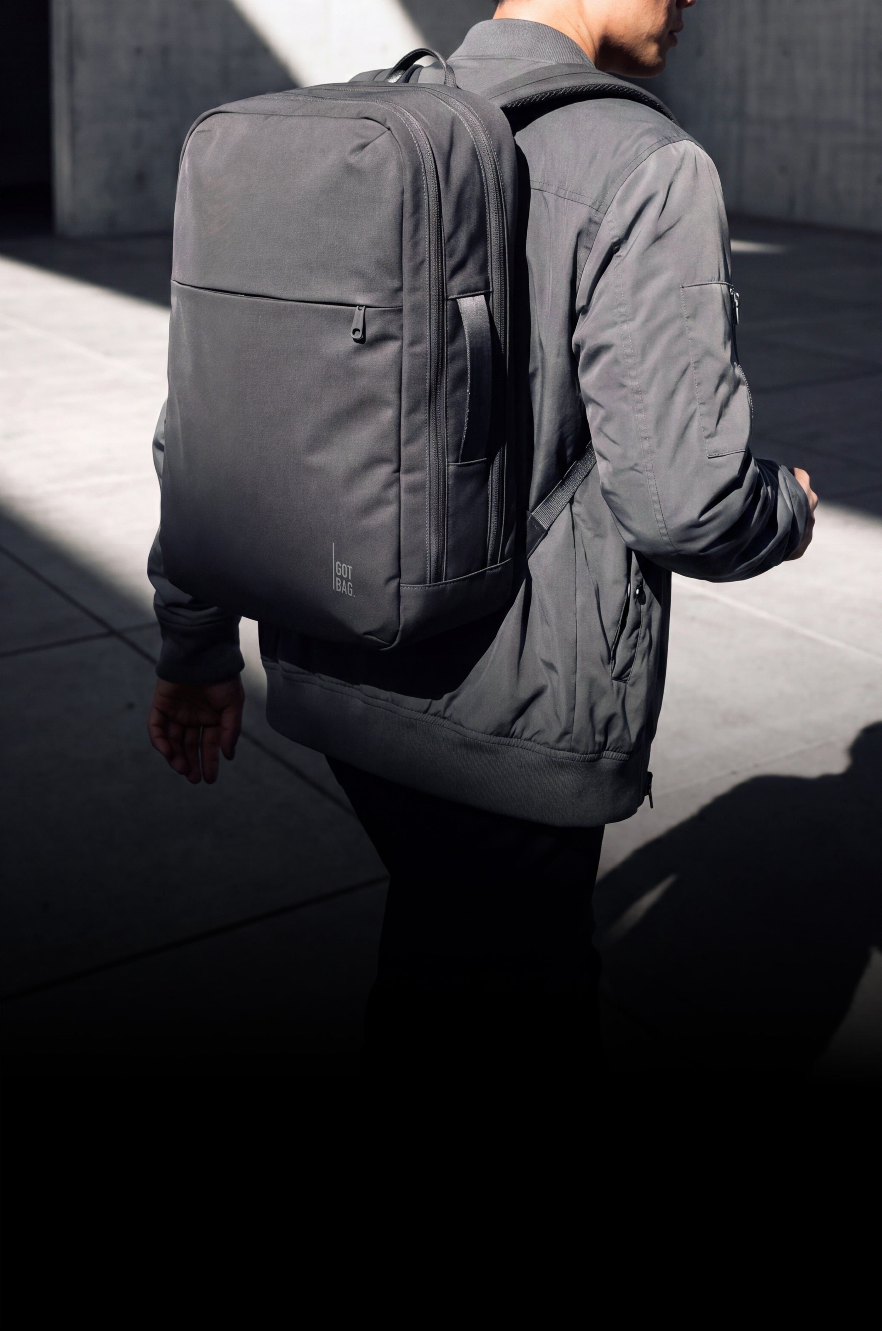 COMMUTER PACK zaino in shark (grigio scuro) indossato come zaino sulla schiena da un uomo.
