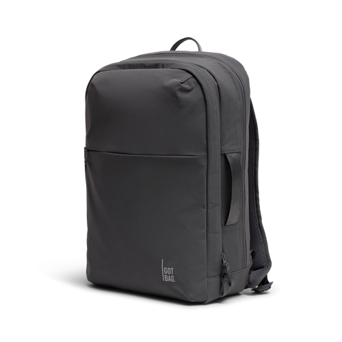 COMMUTER PACK Rucksack in shark (Dunkelgrau) als Studioaufnahme in Schrägansicht.