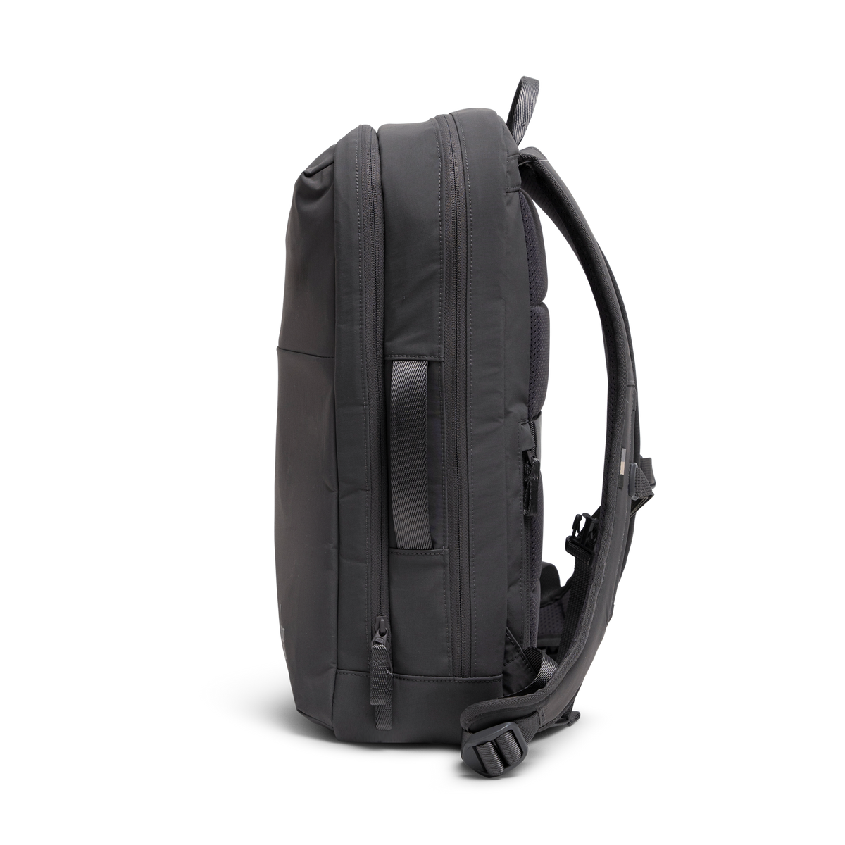 COMMUTER PACK Rucksack in shark (Dunkelgrau) als Studioaufnahme in Seitenansicht.