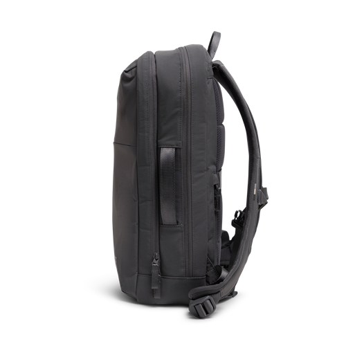 COMMUTER PACK Rucksack in shark (Dunkelgrau) als Studioaufnahme in Seitenansicht.